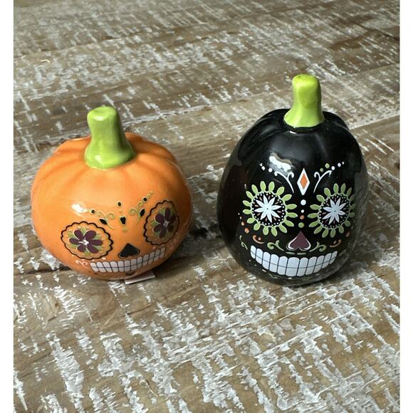 Cracker Barrel Day of the Dead Sugar Skull Pumpkin Salt and Pepper Shakers New - Picture 1 of 3